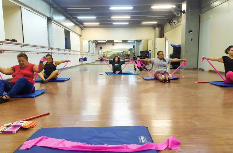 Educadora dá aulas de pilates para estudantes da EJA